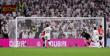 Valverde se inventa una volea de trivela que entra susurrando la cruceta opuesta de la portería. El gol es para verlo repetido una y otra vez.