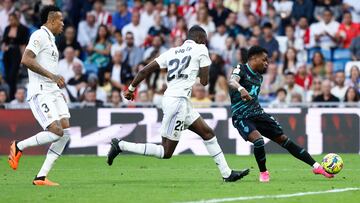 MADRID, 29/04/2023.- El delantero belga de la UD Almería Largie Ramazani (d) disputa una posesión ante Antonio Rüdiger (c), defensa alemán del Real Madrid durante el encuentro correspondiente a la jornada 32 de LaLiga Santander que se disputa este sábado entre el Real Madrid y la UD Almería en el Santiago Bernabéu de Madrid. EFE/ Rodrigo Jiménez