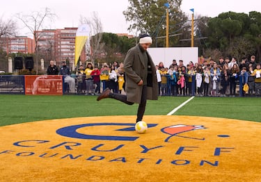 Iker Casillas durante la inauguración de la pista de fútbol de césped artificial de la Fundación Cruyff.