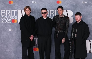 Matt Kean, Mat Nicholls, Oliver Sykes and Lee Malia de Bring Me The Horizon posan en la alfombra de los Brit Awards 2025.