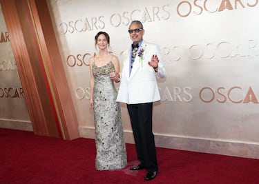 Jeff Goldblum Y Emilie Livingston posan en la alfombra roja del Dolby Theatre.