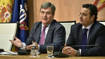 Miguel Cardenal, junto a Óscar Graefenhain,director de Deportes, en la rueda de prensa.