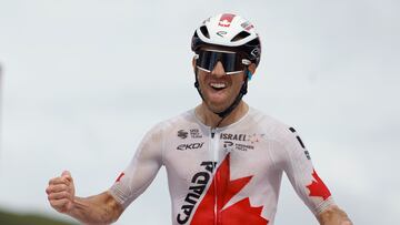 LUGO, 30/08/2024.- El ciclista canadiense Michael Woods celebra la victoria en la decimotercera etapa de la Vuelta ciclista a España que se disputa este viernes sobre 176 kilómetros entre Lugo y el Puerto de Ancares. EFE/Javier Lizón