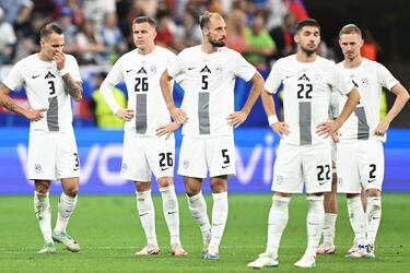 El regreso de Ilicic al fútbol de alto nivel no solo es una victoria personal, sino también un mensaje de esperanza y superación. En la Eurocopa 2024, a pesar de no ser el jugador más joven del equipo, su presencia en el campo como un "joker de lujo" demostró que la experiencia y la calidad técnica pueden prevalecer incluso después de períodos difíciles. Su rendimiento en el torneo, aunque no incluyó goles, fue vital para el espíritu y la cohesión del equipo esloveno. La historia de Ilicic también subraya la importancia de crear entornos de apoyo en el deporte profesional, donde los jugadores se sientan seguros para hablar sobre sus problemas y buscar la ayuda necesaria sin temor a represalias o estigmatización. Esto nos deja claro que los equipos y las organizaciones deportivas deberían avanzar hacia la priorización de programas de bienestar mental y asegurar que los jugadores tengan acceso a recursos adecuados.