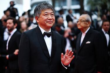 Hirokazu Koreeda posa en la alfombra roja durante el desfile inaugural del primer día de la 78ª edición del festival de cine de Cannes.