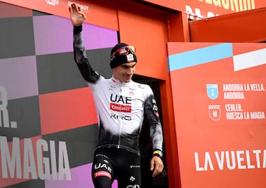 Juan Ayuso llega al podio para recibir el homenaje por su victoria en la séptima etapa de La Vuelta 2025.