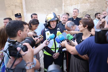 El jefe de los Bomberos de Córdoba, Daniel Muñoz, ofrece una rueda de prensa a los medios.
Los bomberos han logrado extinguir completamente el incendio declarado este viernes pasadas las 21 horas en una capilla lateral y en la cubierta de la Mezquita-Catedral de Córdoba. 