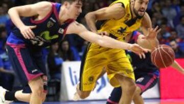Hernangómez intenta arrebatar el balón al alero a Javier Beirán.