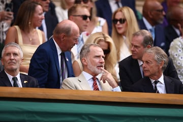 El rey Felipe VI de España sentado en el aplco real de la pista central del All England Lawn Tennis and Croquet Club en Wimbledon, al suroeste de Londres.