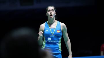 Carolina Marín celebra una victoria tras un partido de bádminton.