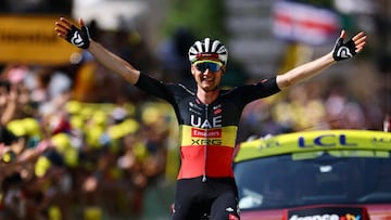 Tim Wellens, enfundado en el maillot de campeón de Bélgica, celebra la victoria en la meta de Carcasona.