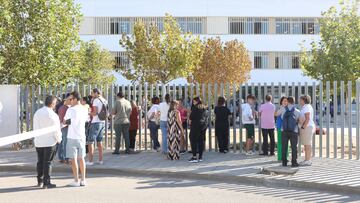 Padres y familiares de alumnos en las puertas del Instituto de Educación Secundaria (IES) Elena García Armada de Jerez de la Frontera (Cádiz) donde un menor ha herido a profesores y alumnos con un arma blanca a 28 de septiembre del 2023 en Jérez (Cádiz, Andalucía, España). Detenido un menor tras agredir con arma blanca a tres profesores y dos alumnos en un instituto de Jerez (Cádiz). Un menor ha sido detenido a primera hora de la mañana de este jueves acusado de herir a tres profesores y dos niños con un arma blanca en una agresión producida en el Instituto de Educación Secundaria (IES) Elena García Armada en Jerez de la Frontera (Cádiz).
28 SEPTIEMBRE 2023
Nacho Frade / Europa Press
28/09/2023