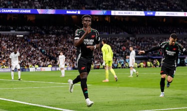 EL Arsenal golpeó primero en el Bernabéu. Filtró Mikel Merino para Saka dentro del área, definiendo de forma exquisita con una vaselina sobre Courtois. Varapalo al Real Madrid.
