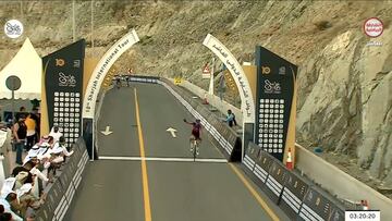 El ciclista español del Burgos Burpellet BH Mario Aparicio celebra su victoria en la primera etapa del Tour de Sharjah.