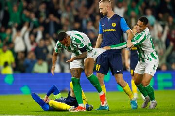 El defensa del Betis Natan, celebra su gol a pesar del choque con Zec que le ha provocado una brecha.