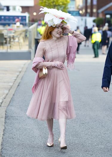 Ambiente durante el 'Ladies Day' del Grand National Festival, la carrera ecuestre más importante de las que se celebran en el Reino Unido, en el Circuito de Aintree, Liverpool.