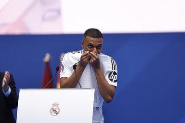 Kylian Mbappé besa el escudo del Real Madrid visiblemente emocionado. 