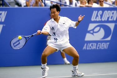 Michael Chang
Ganador de Roland Garros en 1989 y finalista en otros tres Grand Slams, Chang llegó a la final del US Open en 1996, donde cayó ante Pete Sampras. Su velocidad, defensa y espíritu combativo lo convirtieron en un referente del tenis de los 90, aunque no pudo triunfar en Nueva York.