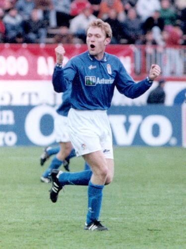 Vistió la camiseta del Real Oviedo la temporada 1994-95 donde disputó 30 partidos en los que anotó 5 goles. Tras finalizar la campaña fichó por el FC Barcelona.