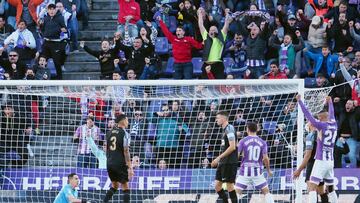 VALLADOLID, 05/11/2022.- Los jugadores del Valladolid celebran el 1-0 durante el partido correspondiente a la decimotercera jornada de LaLiga entre el Real Valladolid CF y el Elche CF disputado este sábado en el estadio José Zorrilla de Valladolid. EFE/ R. García