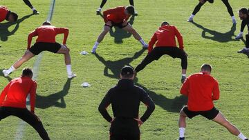 Simeone, con los futbolistas del Atlético en un entrenamiento.