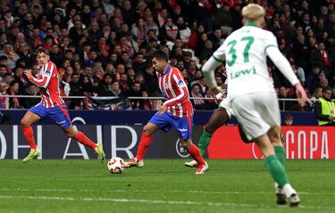 4-0. Ángel Correa avanza con el balón controlado a la frontal del área, le aguanta Juan Bernat y decide disparar con la derecha, raso cruzado, al palo derecho de Jirí Letácek para anotar el cuarto gol.