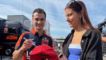 Pedrosa firmando autógrafos en Montmeló.