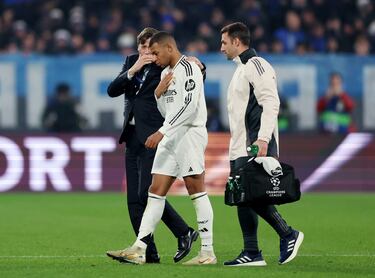 El delantero francés se retira del campo con los servicios médicos del Real Madrid.