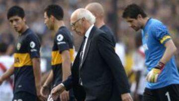 El técnico Carlos Bianchi camino de los vestuarios en el partido contra River el 5 de mayo.