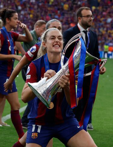 Alexia Putellas con la Champions League. 