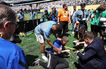Kylian Mbappé atiende a un voluntario que fue golpeado por un balón durante el calentamiento previo a la semifinal de la Copa Mundial de Clubes de la FIFA 2025 entre el Paris Saint-Germain y el Real Madrid C.F.