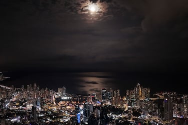 La luna sobre la ciudad de Panamá, capital moderna situada junto al océano Pacífico y al canal artificial del mismo nombre.