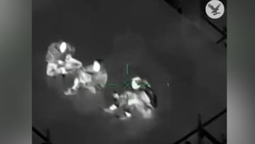 La cazada de un helicóptero con cámara de visión nocturna a 3 jovenes en una azotea