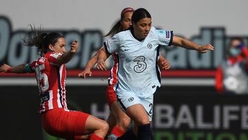 Sam Kerr defiende un balón ante Silvia Meseguer.