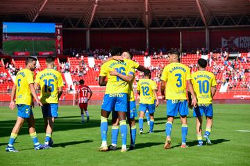Sory Kaba, en el minuto 94’, rescató los tres puntos para el conjunto grancanario y hunde todavía más al Almería, que solo suma tres puntos en toda la temporada. El delantero guineano, que protestaba un empujón, se levantó del suelo cuando vio que el balón se quedaba huérfano en el área tras un mal despeje de César Montes. Kaba, muy ágil, armó un disparo para batir a Fernando por su costado izquierdo.