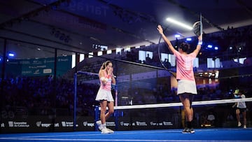 Gemma Triay se tapa la cara y Delfi Brea celebra la victoria.