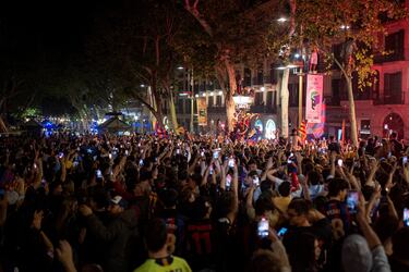 Cientos de aficionados del Fútbol Club Barcelona celebran en la fuente de Canaletas, uno de los lugares emblemáticos de la ciudad, la conquista de LaLiga 2025 tras la victoria 2-0 sobre el RCD Espanyol.
