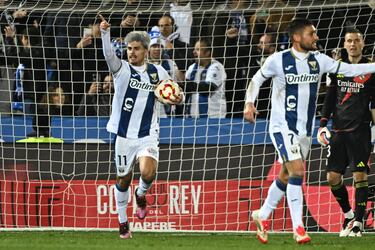 1-2. Juan Cruz celebra el primer gol que anota de penalti en el minuto 38.