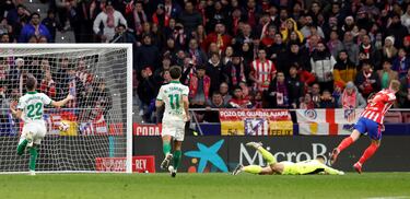 5-0. Fallo en la salida del balón, Ángel correa asiste a Alexander Sorloth que marca el quinto del conjunto rojiblanco.