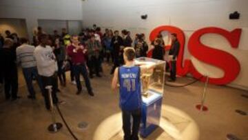 El trofeo Larry O'Brien, en As.