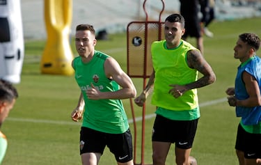 Álex Martín se posiciona para completar el eje de la zaga