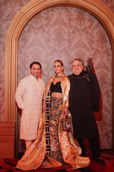Adar Poonawalla, director ejecutivo del Serum Institute of India (SII), su esposa Natasha Poonawalla y el diseñador de moda Sandeep Khosla posan durante las celebraciones previas a la boda.