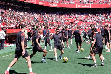 La afición sevillista ha arropado a sus jugadores durante el entrenamiento previo al derbi de mañana ante el Betis. 