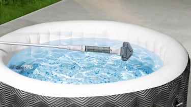 Ni hojas ni insectos: este aspirador limpiafondos para piscinas elimina la suciedad sin esfuerzo con su potencia de succión