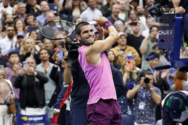 Carlos Alcaraz celebrando su victoria contra Jannik Sinner en la final individual masculina del Abierto de Estados Unidos en el Centro Nacional de Tenis Billie Jean King de la USTA en Flushing Meadows, Nueva York.