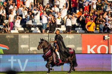 Al estilo 'Rey Arturo'. Así fue presentado Vidal en su presentación como nuevo jugador del Colo-Colo en el Estadio Monumental lleno. Llegó en helicóptero al estadio situado en Santiago de Chile para después para después cabalgar con un atuendo de rey.