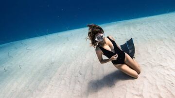 La buceadora y modelo Cath4Dive entre anguilas de jardín en Egipto.