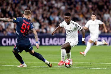 5-0. Gran jugada del conjunto blanco. Empieza en Thibaut Courtois y termina en Vinicius dentro del área austríaca, para definir cruzando el balón al palo largo de Janis Blaswich.