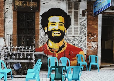 También Mohamed Salah trasciende fronteras. La estrella del Liverpool ha sido galardonado por la Asociación de Fútbol de Egipto, tras convertirse en el primer jugador de ese país que gana la Premier y la Champions. Además del reconocimiento deportivo, el delantero ha conseguido el cariño y la admiración de sus compatriotas. Se palpa paseando por el centro de El Cairo. Su amplia sonrisa sirve como reclamo a un café y da la bienvenida a la ‘Escuela Industrial Mohamed Salah’ en Gharbiya. Encabeza un grupo de internacionales de su selección, en el graffiti de un paso subterráneo que conecta la isla de Zamalek con el centro. Salah es un ídolo en su lugar de origen y de destino. En Liverpool acompañaron su rostro con un poema y ha conquistado la fachada de un edificio en Times Square (Nueva York), gracias al artista Brandan ‘bmike’ Odums. Se hizo viral cuando el futbolista lo tuiteó.