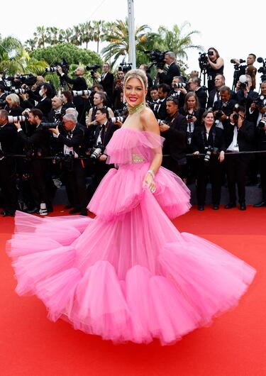 Hofit Golan posa para los fotógrafos a su llegada a la ceremonia de apertura del 76º festival internacional de cine de Cannes.